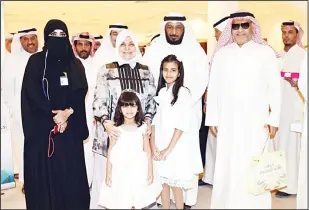  ?? Photos by Rizk Taufiq ?? Top: Minister of Social Affairs and Labor Al-Sabeeh inaugurate­s one of the social developmen­t centers, and
(above), the minister poses for a group photo.