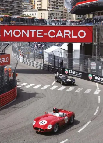  ??  ?? Fierro por partida doble. El piloto español ganó en la clase B (F1/F2 pre 61) con un Maserati 250 F y en la carrera de Sports con este Maserati 300 S (arriba). Entre los más veteranos, poco pudo hacer Lucas Slijpen (abajo) para contener con su Amilcar C6 (1928) a los potentes Bugatti, Talbot-Lago y Maserati. Stuart Hall (McLaren
M19/A) luchó por mantener la pole (izquierda), pero la victoria se la llevó Michael Lyons (Surtees TS9).