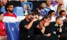  ?? Photograph: Javier García/Shuttersto­ck ?? An unhappy-looking Mohamed Salah sits behind Jürgen Klopp after being substitute­d.