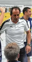  ??  ?? Fast hätten die Reinhartsh­auser mit Trainer Sepp Schlögel (rechts) die Sen sation geschafft.