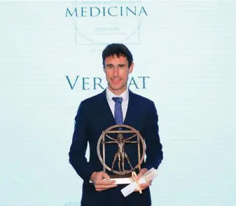 ??  ?? Alberto Vericat, en representa­ción de todo su equipo, recibió el premio en la categoría de Formación