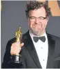  ??  ?? Writer and director Kenneth Lonergan with the Oscar for best original screenplay for Manchester By The Sea.