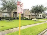  ?? Sebastian Herrera / For the Chronicle ?? Residents of Wooded Hollow Lane want the city of Katy to change its no parking restrictio­n on their street near WoodCreek Elementary.