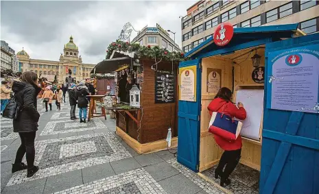  ??  ?? Ježíškova kancelář Základem Ježíškovy nebeské kanceláře, kterou zájemci najdou na Václavském náměstí, je malý dřevěný domek, v němž se ukrývá dřevěný stroj, jakási primitivní novinářská rotačka. V ní je umístěn na válcích „nekonečný“dopisní papír. Na něj lidé píší svá přání. Tomáš Krist, MAFRA