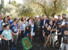  ?? (Mark Neyman/GPO) ?? THE RIVLINS with olive pickers.