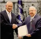  ??  ?? Nuovo premier? Benny Gantz (a sinistra) riceve dal presidente israeliano Reuven Rivlin l’incarico di governo
EPA