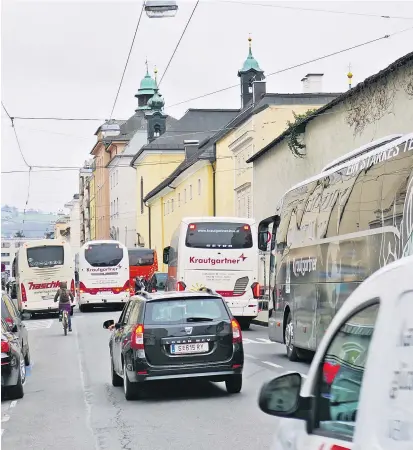  ??  ?? Und täglich grüßt das Chaos: Alltagssze­ne am Reisebuste­rminal in der Salzburger Innenstadt.