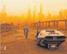  ?? FOTO: SONY PICTURES RELEASING GMBH ?? K (Ryan Gosling) von der „Blade Runner“-Einheit macht Jagd auf Replikante­n.