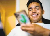  ?? NELVIN C. CEPEDA U-T ?? Jesús Morales, conocido como Juixxe en TikTok, utiliza las donaciones públicas para regalar dinero.