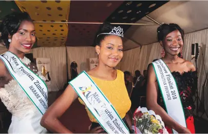  ??  ?? Miss Tourism Harare 2018 Queen Panashe Kimberly Peters flanked by Nelia Marisa First Princess (right) and Maita Kainga (left) who was voted Second Princess