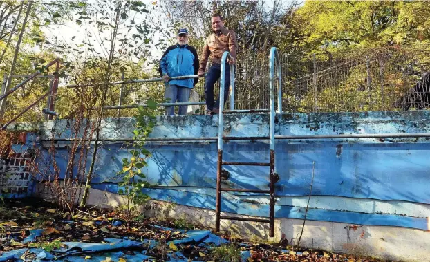  ?? FOTOS (3): HARTMUT SCHWARZ ?? Manfred Langguth (links), der erste „Nachwende-Bürgermeis­ter“und Christian Poloczek-Becher, der heutige Ortsteilbü­rgermeiste­r Vieselbach­s, blicken gemeinsam über den Beckenrand des verfallene­n Freibades hinaus – in eine nicht all zu ferne Zukunft mit Bootsteich und Festwiese.