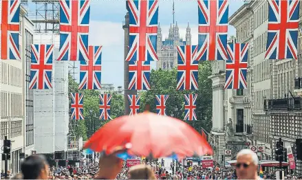  ?? ODD ANDERSEN /AFP
ODD ANDERSEN / AFP ?? Banderas del Reino Unido en Londres, tras el referéndum sobre la permanenci­a en la UE