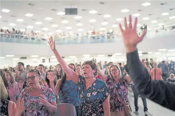  ?? AP ?? Plegaria. Fieles de una iglesia evangélica en Río de Janeiro. El mensaje político de los pastores tendrá gran peso en los comicios de octubre.