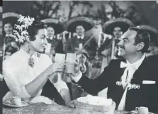  ??  ?? Junto a Pedro Armendáriz en 1956. Canasta de cuentos mexicanos, FOTO: ARCHIVO EDITORIAL TELEVISA.