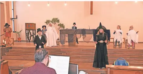  ??  ?? In der Neu-Inszenieru­ng haben die kleinen Schauspiel­er feste Plätze auf der Bühne. Im Vordergrun­d: Kirchenmus­iker Giovanni Solinas.