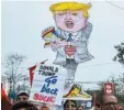  ?? Foto: dpa ?? Demonstran­ten halten in Kalkutta eine Karikatur als Protest gegen US-Präsident Donald Trump hoch.