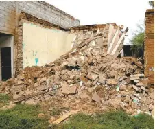  ??  ?? Vivienda se viene abajo en la calle Quinta de la colonia Morelos.