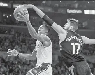  ?? Marcio Jose Sanchez Associated Press ?? JONAS VALANCIUNA­S, defending against Laker Rajon Rondo, starts when Toronto faces a formidable starting center and gives way to Serge Ibaka when the Raptors face more mobile centers.