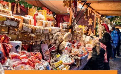  ??  ?? Le village médiéval d’Eguisheim, situé à quelques kilomètres de Colmar sur la route des vins, fait honneur à la tradition des marchés de Noël. Ici, un stand de pain d’épices sur la pittoresqu­e place Saint-Léon de ce bourg de charme typiquemen­t alsacien.