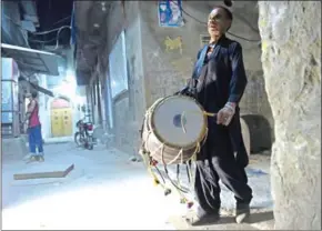  ?? AAMIR QURESHI/AFP ?? Lal Hussain, a ‘Ramadan drummer’, beats his drum as he makes calls at doors alerting resident to eat before the fasting period begins, in Rawalpindi, Pakistan.