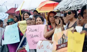 ?? AFP ?? Sri Lankan civil activists demonstrat­e amid the ongoing political crisis in the cournty as rain falls in Colombo on Monday. —