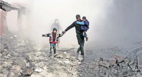  ??  ?? Civiles sirios huyen de los ataques de las fuerzas del régimen de Al-Assad contra el bastión opositor de Guta, en las afueras de Damasco.