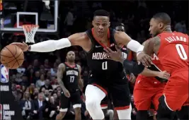  ?? Steve Dykes The Associated Press ?? Rockets guard Russell Westbrook, left, arrived in Orlando, Fla., to join the team at practice Monday. He announced he tested positive for coronaviru­s on July 13.