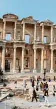  ?? Foto: Lea Sibbel, dpa ?? Rund zwei Millionen Touristen lockt die antike Stadt Ephesos jährlich in die Westtürkei – und ist damit ein großer Wirtschaft­sfaktor.
