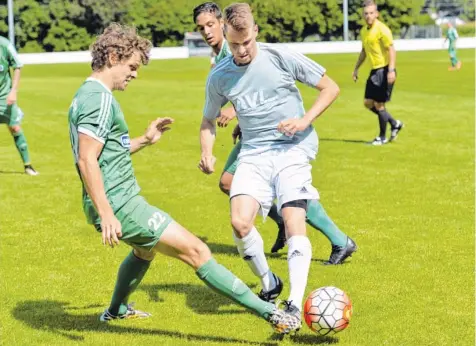  ??  ?? Auf Christoph Mittermaie­r (Mitte, weiße Hose) kommt im Spiel des FC Stätzling bei Türkspor eine heikle Aufgabe zu: Er soll sich zusammen mit Daniel Hadwiger um Jérôme Fayé, den Topstürmer der Augsburger, der schon elfmal getroffen hat, kümmern.