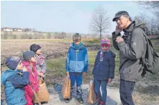  ?? SZ-FOTO: JAHU ?? Waldpädago­ge Alex Rothenbach­er bringt Kindern die Natur näher.