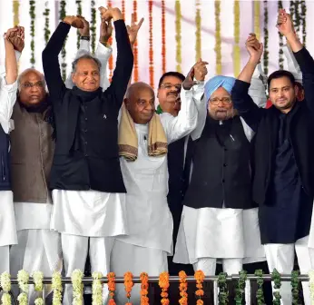  ?? PANKAJ TIWARI ?? SHOW OF HANDS Opposition leaders at Kamal Nath’s oath-taking in Bhopal