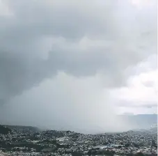  ?? FOTO: MARIO URRUTIA ?? Las condicione­s lluviosas seguirán hoy en la capital, cuyo suelo se encuentra saturado en un 70% y podrían darse deslizamie­ntos.