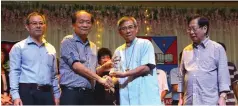  ??  ?? One of the former teachers Louis Ling (second left) accepts the tribute plaque from Bishop Hii, as (from right) Vincent and Yong look on.