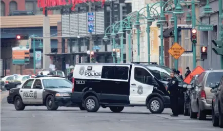  ?? MIKE DE SISTI / THE MILWAUKEE JOURNAL SENTINEL ?? Police work on the scene where an off-duty Milwaukee police officer was shot near the intersecti­on of North Water and East Buffalo streets Thursday.