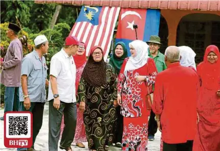  ?? (Foto Hairul Anuar Rahim/bh) ?? Karmaine beramah mesra dengan pengundi ketika berkempen di Kampung Parit Wer, Telok Kerang, Pontian, semalam.