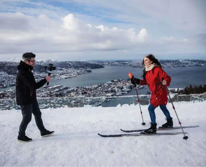  ??  ?? AMBISJONER: Lykke Kristine Moen og fotograf Thomas Thorsen på jobb på Fløyen.