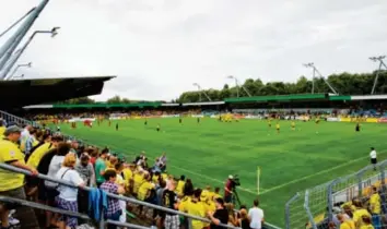  ?? Foto: Jörg Sarbach, dpa ?? Das Stadion des SV Wilhelmsha­ven – für einen Bezirkslig­isten überdimens­ioniert. Aber der Verein hat ja mal in der dritthöchs­ten Liga gespielt. Das Bild entstand im August 2013 bei einem Pokalspiel gegen Borussia Dortmund.