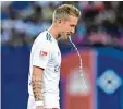  ?? Foto: dpa ?? Wasser marsch! Der Hamburger Lewis Holtby beim 0:3 Auftakt.