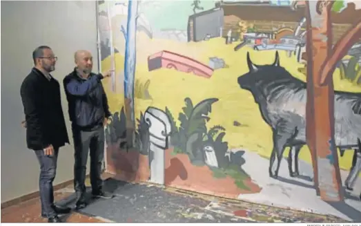  ?? REPORTAJE GRÁFICO: JUAN AYALA ?? Manuel Garcés muestra a David Luque algunos detalles de su mural.