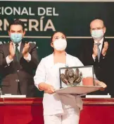  ?? CORTESÍA: IMSS ?? Zoé Robledo entregó reconocimi­entos