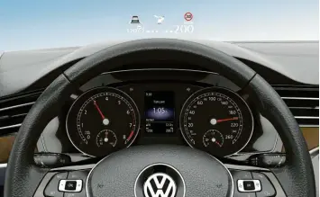  ?? Foto: Volkswagen AG ?? Weniger ist mehr: Die Anzeige von Head-up-Displays sollte sich auf elementare Daten beschränke­n. Sonst ist am Ende die Ablenkung größer als der Gewinn an Sicherheit.