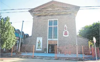  ??  ?? La parroquia Nuestra Señora de la Salud nació a fines de los años ‘30. Empezó en un salón hasta que levantaron un galpón de zinc con esqueleto de madera y sin cielorraso ni revestimie­ntos internos. Hoy luce así.En Marcos Sastre 6115/ Roma 950.