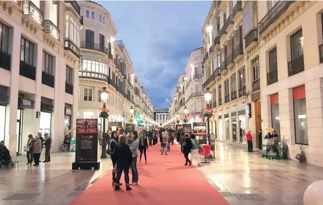  ?? Foto: Michael Trampert ?? Ähnlich wie im Vorjahr 2017 wird die Fußgängerz­one in der Calle Larios zum Film-Festival feierlich geschmückt.