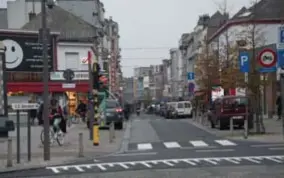  ?? FOTO PATRICK DE ROO ?? In het begin van de Driekoning­enstraat stond de verkeersdr­empel.