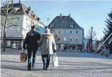  ?? FOTO: SABINE KRAUSS ?? In der Tuttlinger Innenstadt ist, wegen der Schließung der Geschäfte, nicht viel los. Die Stadt will Handel und Gastronomi­e helfen. Die Ideen wären schon früher in der Pandemie angebracht gewesen.