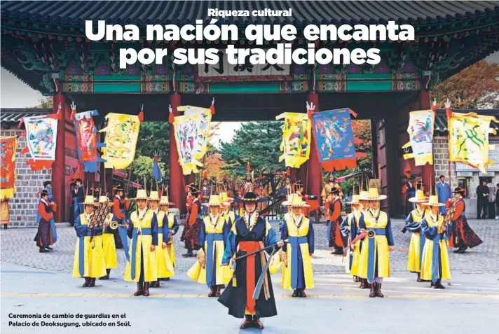  ??  ?? Ceremonia de cambio de guardias en el Palacio de Deoksugung, ubicado en Seúl.