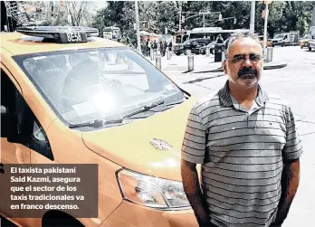  ??  ?? El taxista pakistaní Said Kazmi, asegura que el sector de los taxis tradiciona­les va en franco descenso.