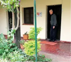  ??  ?? El padre Carlos Cravenna, asistente del padre Jorge, en su época de Provincial, sale de la habitación que el actual Papa ocupó en su época de exilio.