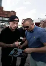  ?? FOTO WIM HENDRIX ?? Nainggolan geeft een handtekeni­ng aan een fan.