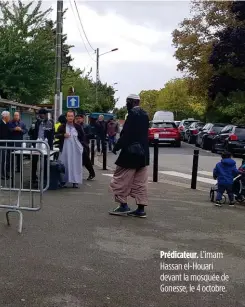  ??  ?? Prédicateu­r. L’imam Hassan el-Houari devant la mosquée de Gonesse, le 4 octobre.